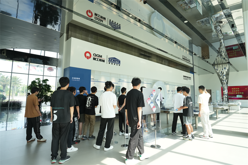 قامت جامعة Liming المهنية بزيارة شركة Fujian Quangong Machinery Co.,Ltd لبرنامج تطوير الوظائف.