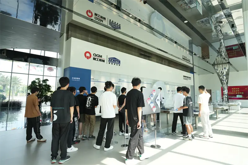 قامت جامعة Liming المهنية بزيارة شركة Fujian Quangong Machinery Co.,Ltd لبرنامج تطوير الوظائف.