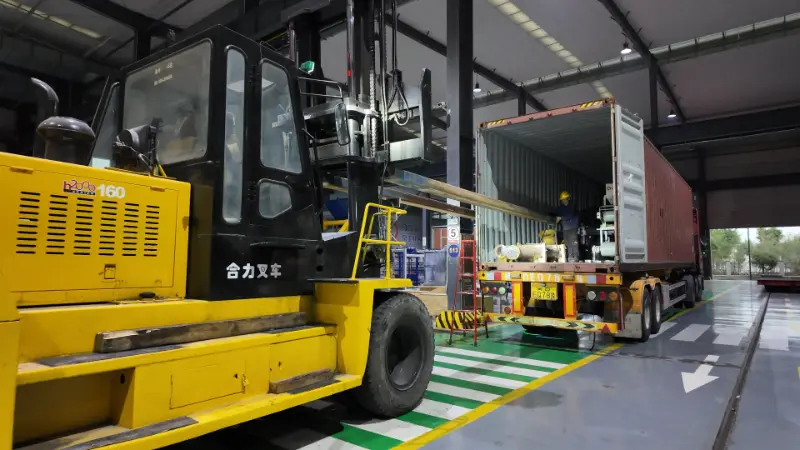 السفن الضخمة تحمل الثقة، والمعدات المصنعة بذكاء تتجه إلى وجهات في جميع أنحاء العالم.