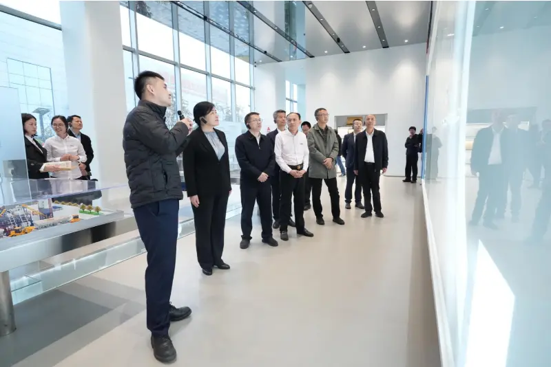 قام السيد ليو مين، نائب المدير العام لمكتب الاقتصاد الخاص في اللجنة الوطنية للتنمية والإصلاح (NDRC)، والوفد المرافق له بزيارة شركة Quangong Machinery Co., Ltd. للقيام بجولة تفتيشية وبحثية.