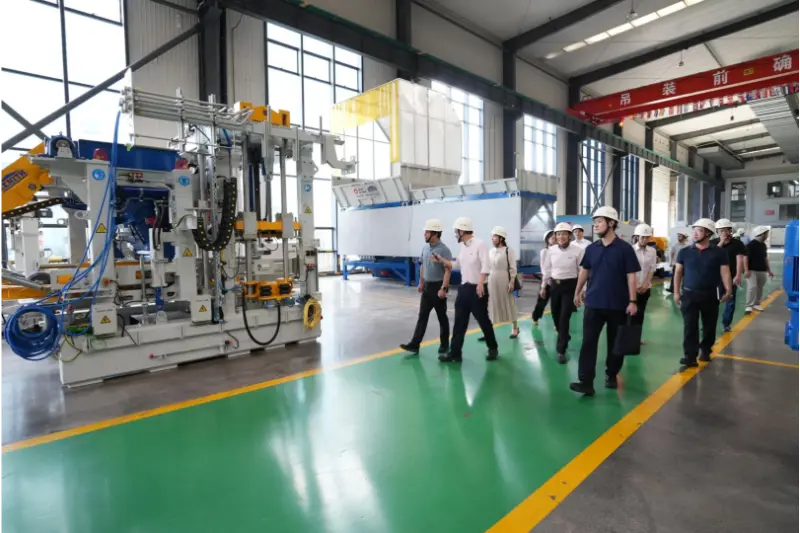 مسؤولون من إدارة الصناعة وتكنولوجيا المعلومات بمقاطعة فوجيان يزورون شركة Quangong Machinery Co., Ltd. للتفتيش والتوجيه